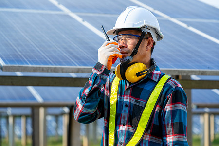 工程师在日常操作中检查太阳能电池板