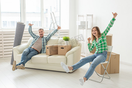 积极开朗的夫妇很高兴带着他们的物品搬进客厅里的新公寓。