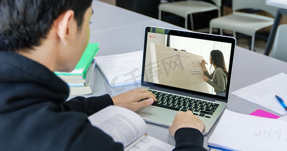 冠状病毒流行和居家隔离期间，亚洲学生使用笔记本电脑和平板电脑在家在线工作和学习