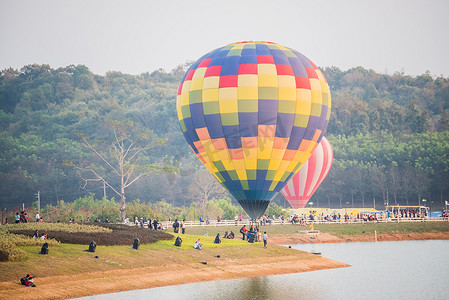 漂浮在河上的热气球