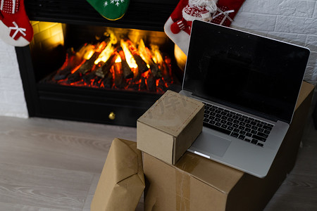 2021年摄影照片_带白色空白空屏幕的笔记本电脑，圣诞快乐，带礼物。