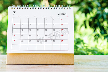 2021日历摄影照片_2021 年 7 月日历桌供组织者计划和提醒。