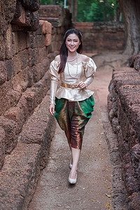 女人走路摄影照片_泰国传统服饰的女人正在走路