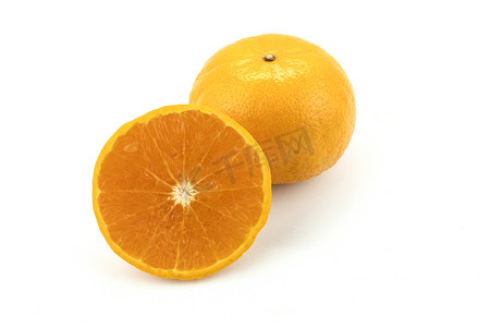 新鲜脐橙摄影照片_在白色背景隔绝的新鲜的脐橙。
