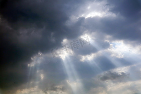 保佑考过摄影照片_阳光从云到地球，概念上帝保佑，礼物，lu
