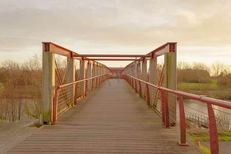 红色佛摄影照片_比利时佛兰德河上的桥梁人行桥