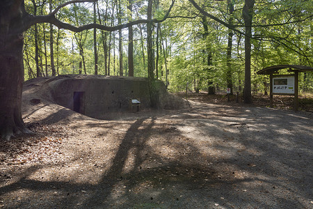 部队展板摄影照片_德国 Troepenbunker，或部队地堡，在 mastenbos Kapellen，佛兰德斯战场第一次世界大战纪念的一部分。