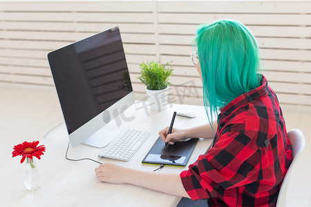 创意、插画家、图形和人的概念-创意女商人在办公室使用笔记本电脑时在平板电脑上书写或绘图，侧视