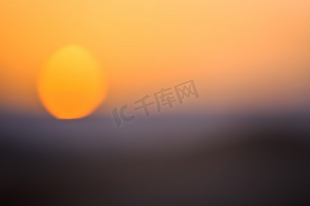 摩洛哥撒哈拉沙漠沙丘上美丽模糊的日落