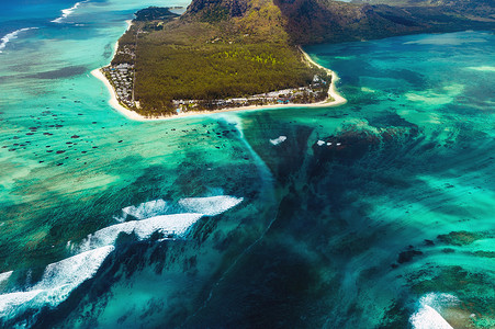 联合国教科文组织世界遗产 Le Morne Brabant 的鸟瞰图。毛里求斯岛的珊瑚礁。风暴云
