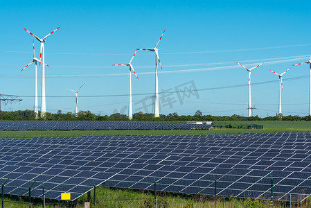 可再生能源摄影照片_可再生能源和电网线路