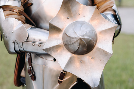 古代骑士盔甲的古老盾牌。中世纪的概念。金属质感