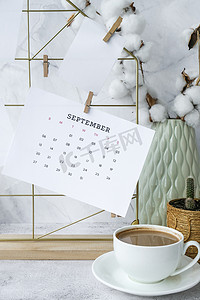 9 月日历卡片和海报模型在网格板上。