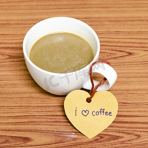 带心标签的咖啡杯写我爱咖啡词