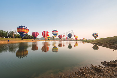 漂浮的热气球摄影照片_漂浮在河上的热气球
