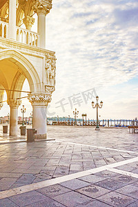 朝阳下摄影照片_朝阳照耀下的总督宫（威尼斯）
