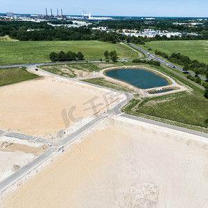 带有大型蓄水蓄水池的新开发项目的建筑工地的斜向鸟瞰图