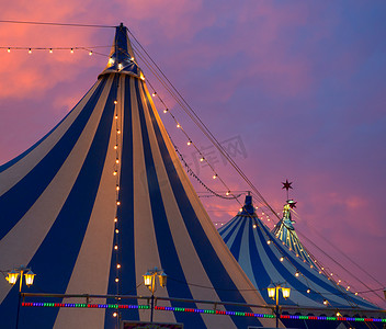 马戏团帐篷在戏剧性的日落天空色彩缤纷