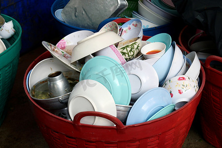 许多堆盘脏，食物堆盘是篮子里的垃圾塑料脏，吃完食物后堆空和脏盘子，盘子脏