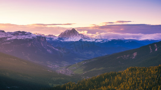 国家公园多洛米蒂 (Dolomiti) 的美景，著名的 loc