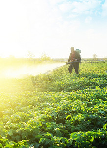 熏蒸摄影照片_农民用杀虫剂喷洒农作物。
