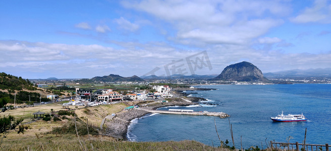 从松岳山眺望蔚蓝的大海和山房山的风景