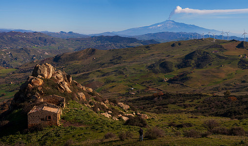 农家乐背景摄影照片_以埃特纳火山为背景的西西里乡村