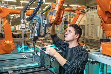 工程师在工厂执行工业机器人的维护