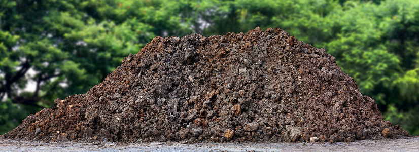 土丘摄影照片_堆土，施工空间土丘，种植用堆黑土，泥土山大，土丘土
