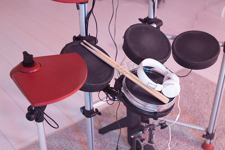 音乐、爱好、乐器概念 — 带鼓槌和耳机的鼓，顶视图