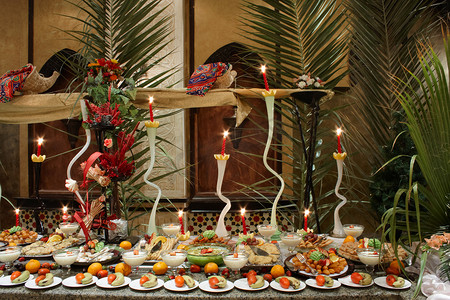 自助餐餐厅装饰有水果的桌子