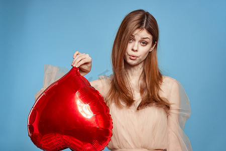 欢快的女人心形气球节日情人节蓝色背景