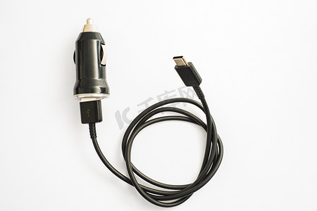 usb手机插头摄影照片_带USB输出连接线的黑色车载充电器。