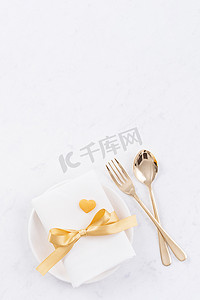 黄色促销摄影照片_情人节餐设计理念-浪漫的盘子设置隔离在大理石白色背景上，用于餐厅节日庆典促销、顶视图、平躺。