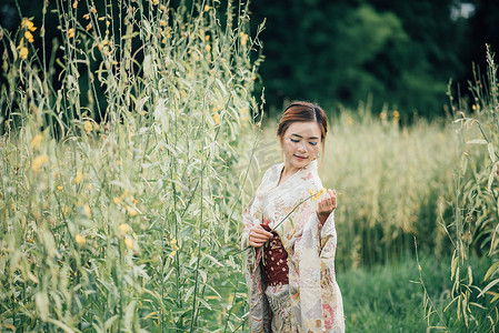 花美花艺摄影照片_穿着日式浴衣的可爱女孩