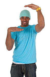 穿着蓝色T恤的家伙用手臂做一个框架