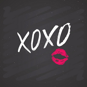书法笔画笔刷摄影照片_XOXO 刷字标志、Grunge 书法拥抱和亲吻短语、互联网俚语缩写 XOXO 符号、黑板背景上的矢量插图