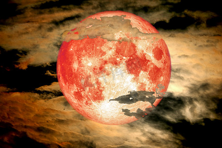 血红的月亮背在夜空中的剪影堆云上