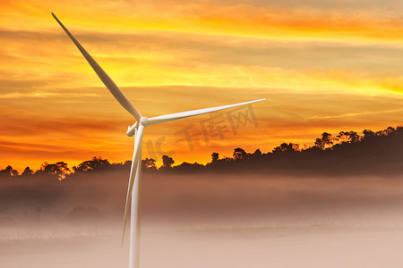 日出的风摄影照片_在日出的风轮机力量在山背景中