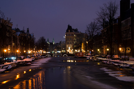 夜晚的阿姆斯特丹下雪