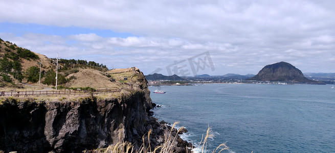 松岳山和山房山被海隔开