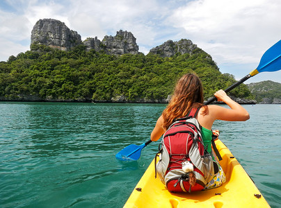 泰国安通国家海洋公园划皮划艇的年轻女子