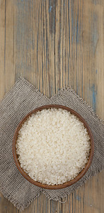 木碗里的水稻种子。