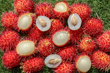 一束红色红毛丹水果的全画幅拍摄。