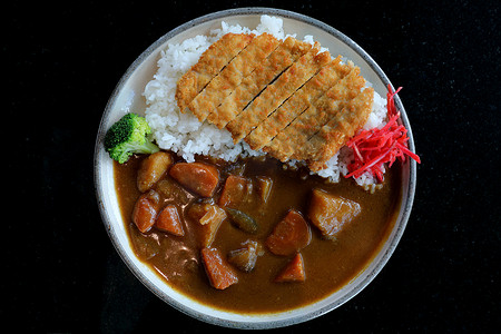 日本料理水彩摄影照片_咖喱饭配烧猪肉日本料理