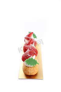 草莓丁摄影照片_白色背景中分离的草莓泡芙奶油
