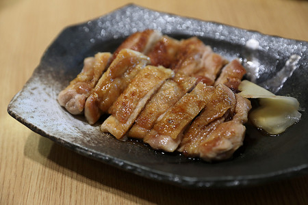 日本食品，木制背景的鸡肉照烧饭