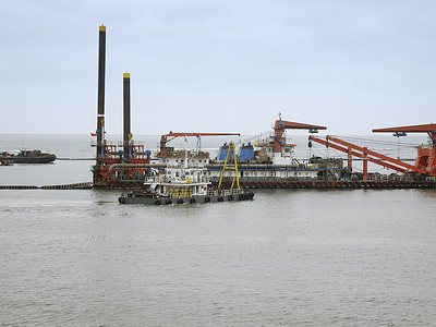 沃尔维斯巴港的石油生产船和补给船