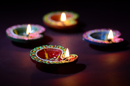 排灯节庆祝活动期间点燃的粘土 diya 灯。