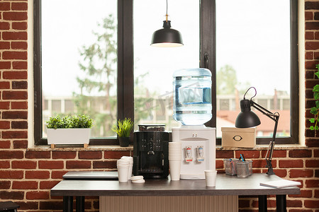 会议办公室桌上饮水机和咖啡机的特写